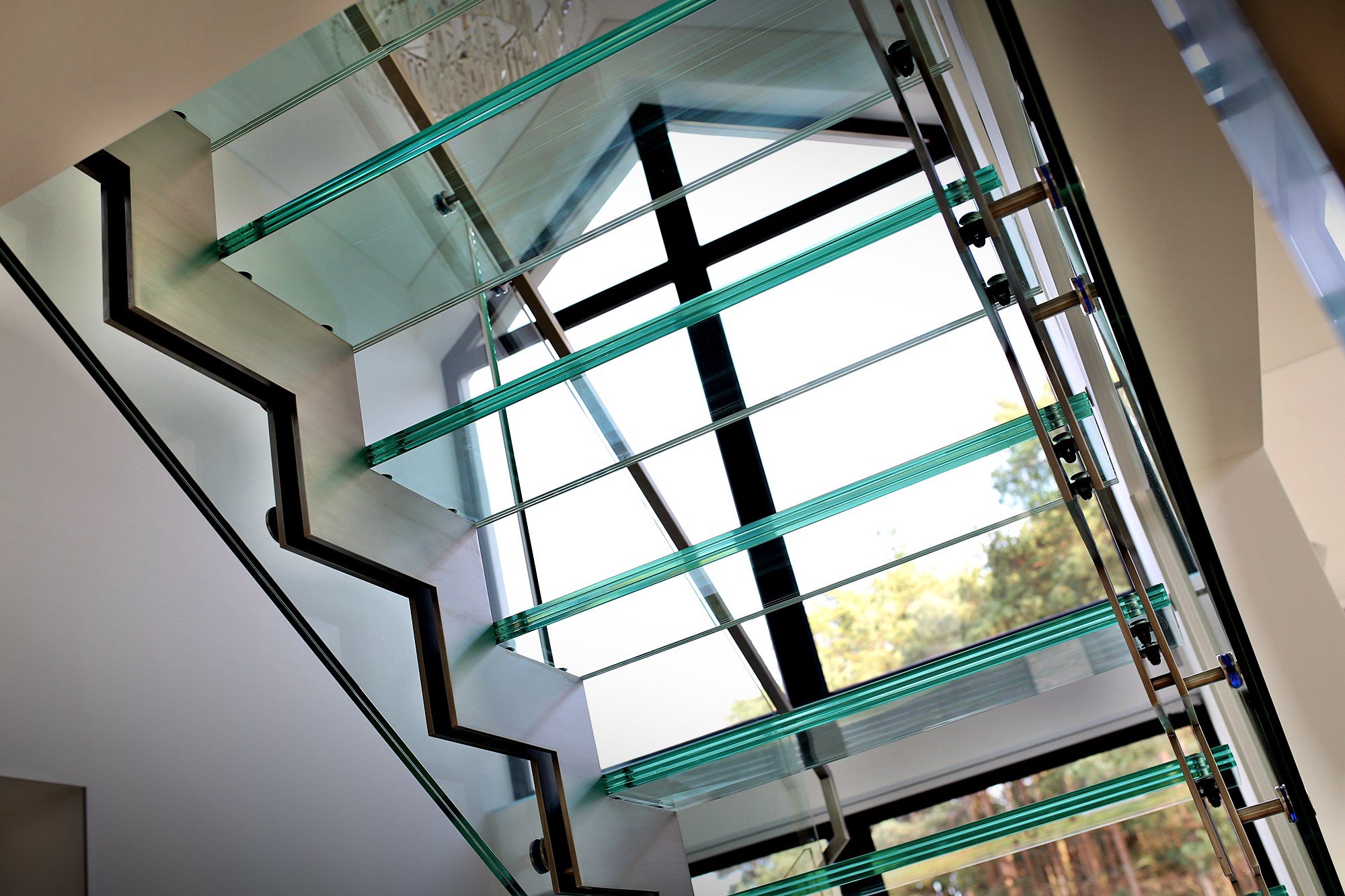 Czy powinieneś zdecydować się na szklane schody?