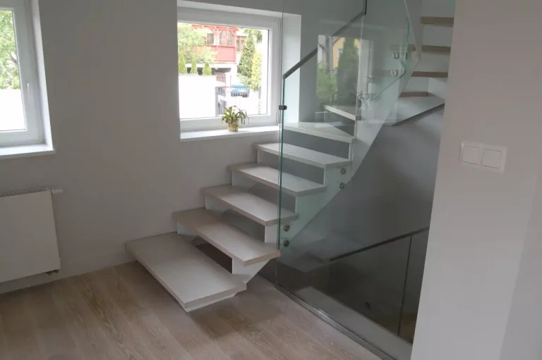 Lekkość designu: schody na ażurowych wstęgach